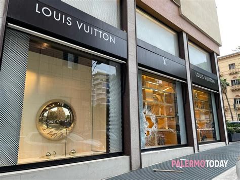 foto negozio louis vuitton parigi|Parigi, furto nel negozio di Louis Vuitton: come a Roma i .